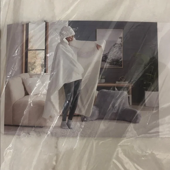 NIB UGG Avery Hooded Throw Blanket - Ivory 50”x60” - Picture 2 of 4